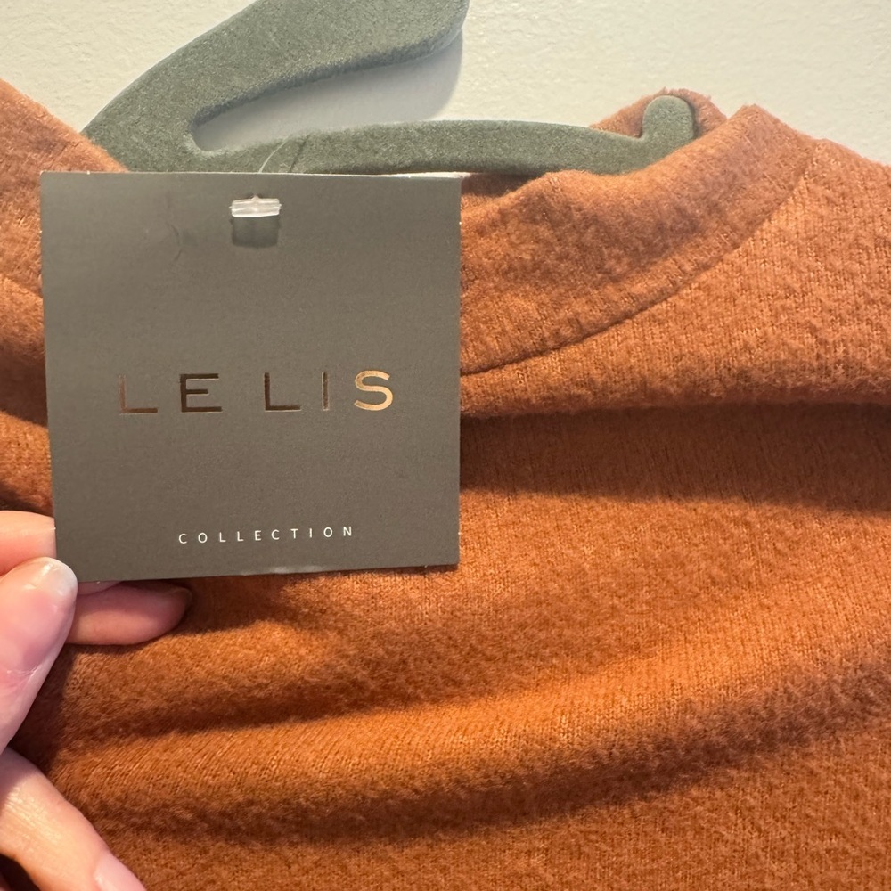 Le Lis Rust Long Sleeve Asymmetrical Top - Picture 2 of 3